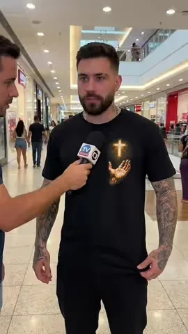 Creator mostrando camiseta de estampa religiosa