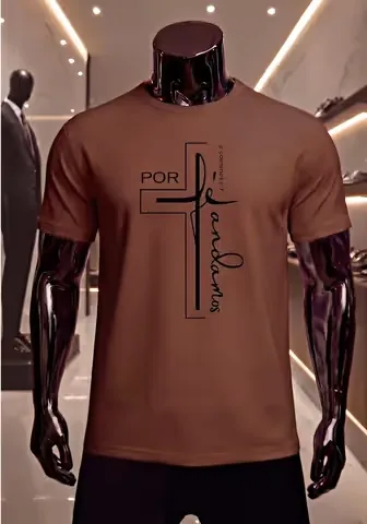 Camisa estampada em manequim dentro da loja