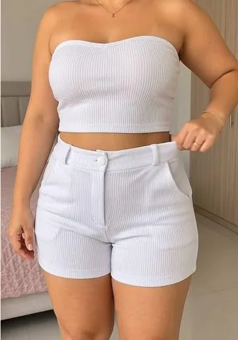 Creator vestindo conjunto de cropped e short branco