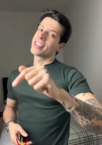 Creator apresentando camiseta masculina canelada