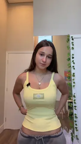 Creator vestindo regata amarela com calça jeans