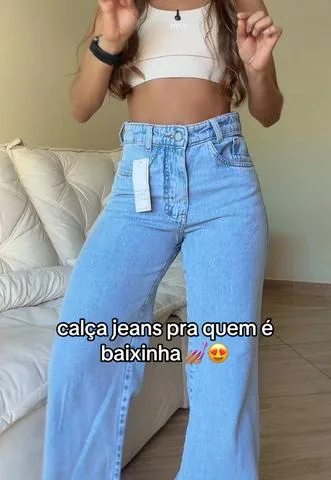 Creator vestindo calça jeans wide leg clara